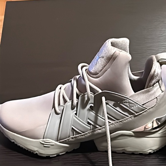 Nice pair of puma Rihanna sneakers - Picture 1 of 4